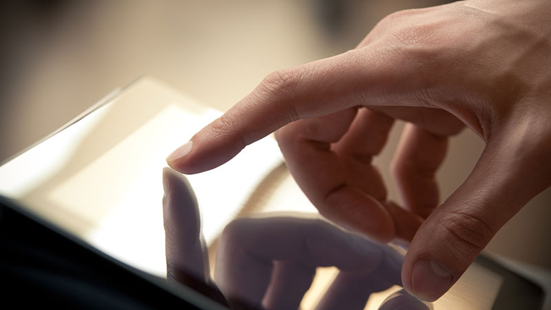 close-up dito su touch screen